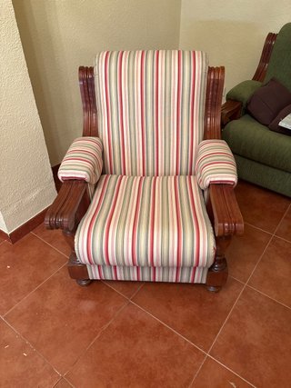 Sillón de madera y tela a rayas