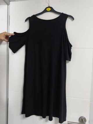 Vestido negro hombros descubiertos Pull&Bear