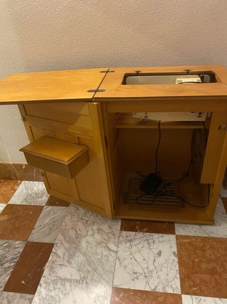 Máquina de coser Singer beige y marrón