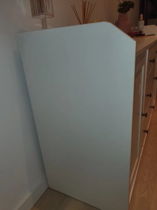 Aparador Hauga Ikea con marcas visibles (fotos)