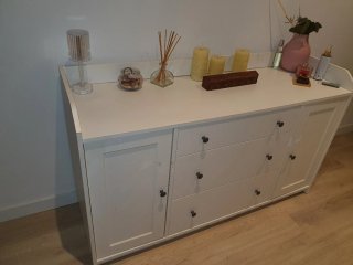 Aparador Hauga Ikea con marcas visibles (fotos)
