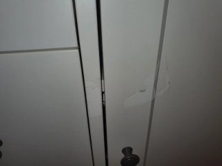 Aparador Hauga Ikea con marcas visibles (fotos)
