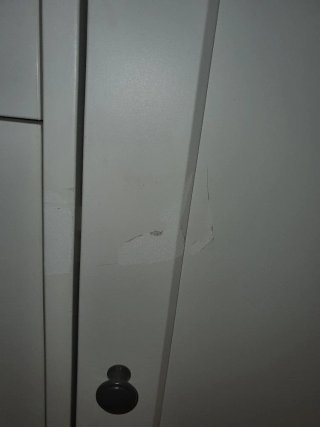 Aparador Hauga Ikea con marcas visibles (fotos)