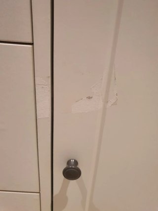Aparador Hauga Ikea con marcas visibles (fotos)