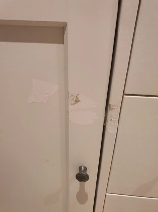 Aparador Hauga Ikea con marcas visibles (fotos)