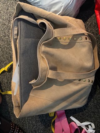 Bolso de ropa beige y gris