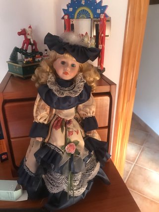 Muñeca de porcelana y tela con vestido azul