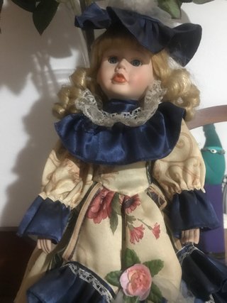 Muñeca de porcelana y tela con vestido azul