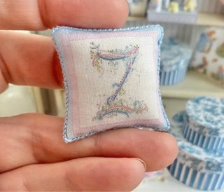 Cojín con inicial Z para casa de muñecas