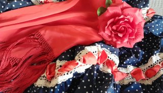 Vestido Flamenca con mantoncillo y flor