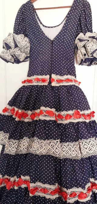 Vestido Flamenca con mantoncillo y flor