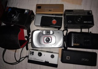Lotto di 8 vecchie fotocamere, non sappiamo se funzionano