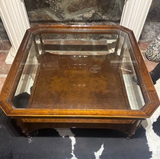 Tavolo basso in legno massello con cristallo