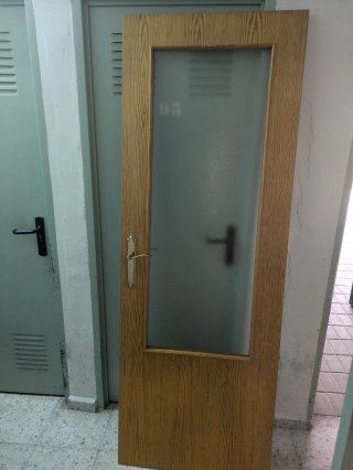 Puerta de salón de madera con cristal