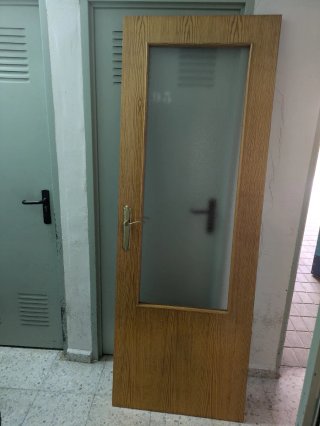 Puerta de salón de madera con cristal