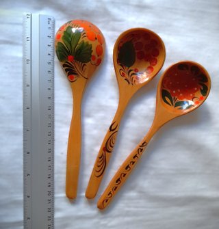 3 cucharas de madera con bayas