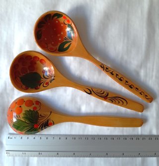 3 cucharas de madera con bayas