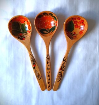 3 cucharas de madera con bayas