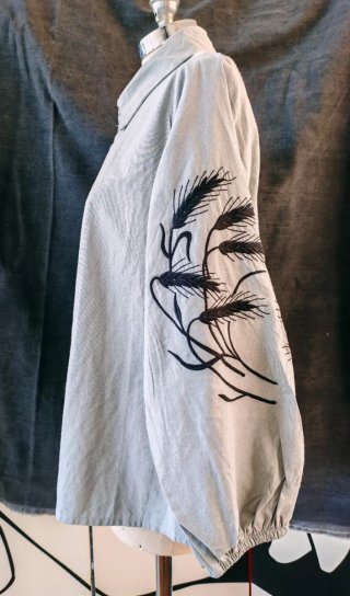 Camicia grigia con ricamo