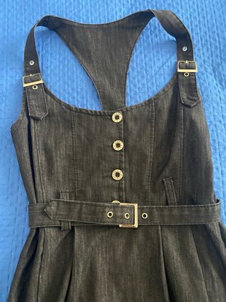 Vestito in denim blu con cintura