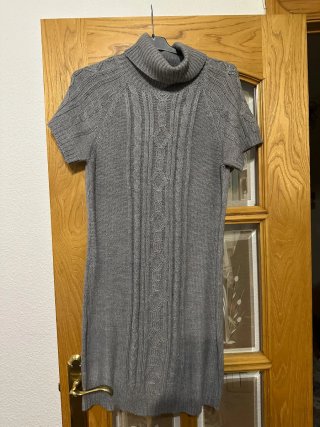 Vestido de punto gris cuello alto manga corta