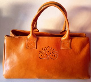 Bolso de piel marrón .