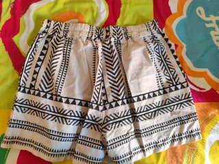Pantalón corto étnico blanco y negro