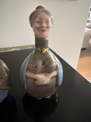 Antiche caraffe per liquori in porcellana smaltata