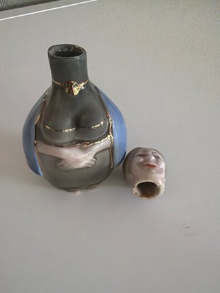 Antiche caraffe per liquori in porcellana smaltata