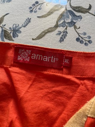 Vestido naranja con detalles dorados
