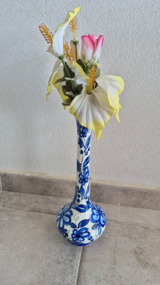 Jarrón de cerámica azul y blanco