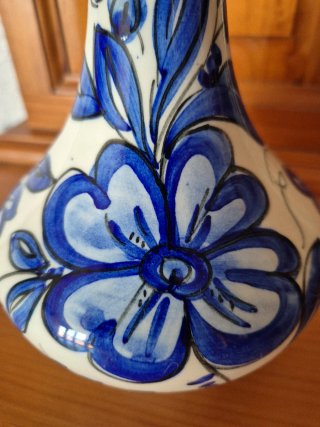 Jarrón de cerámica azul y blanco