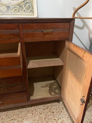 Mueble de madera marrón. Antiguo.