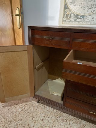 Mueble de madera marrón. Antiguo.