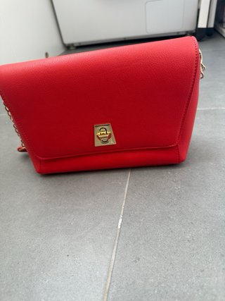 Bolso Coral con Cadena Dorada Y Bolsillo Trasero.