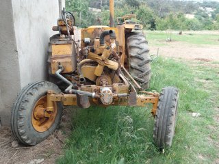 Tractor Ebro 7007-A con arado