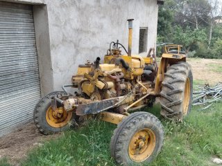 Tractor Ebro 7007-A con arado