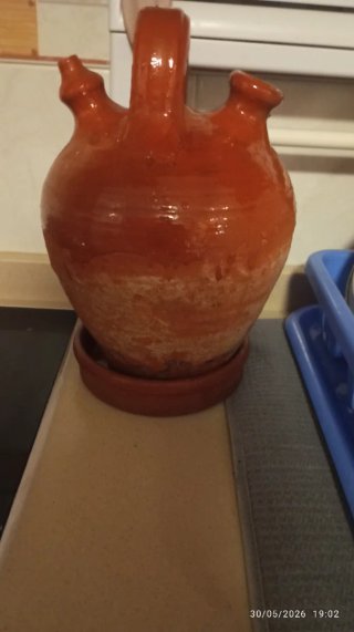 Botijo de barro tradicional