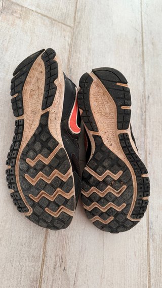 Zapatillas Nike Negras y Rojas