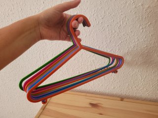 Lote 10 perchas infantiles plástico finas