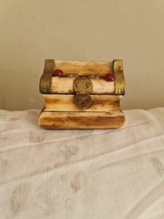 Cassa Miniatura in Stile Anni '60 con Hueso e Pietre Semipreziose