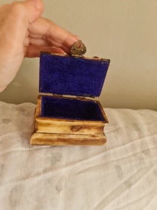Cassa Miniatura in Stile Anni '60 con Hueso e Pietre Semipreziose