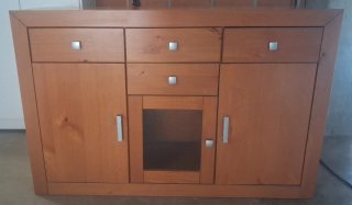 Mueble de comedor de madera y cristal