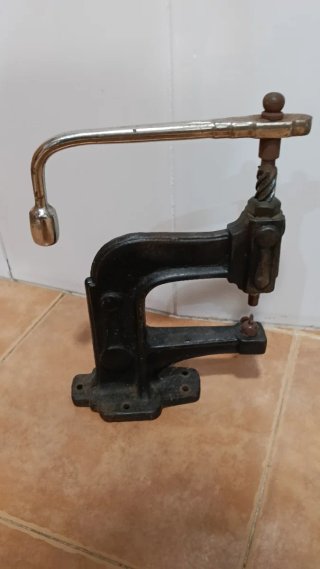 Prensa remachadora de hierro fundido
