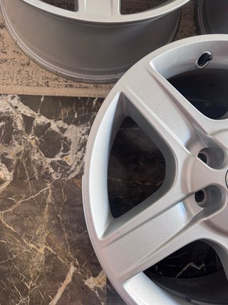Llantas Land Rover Defender L663 R20 (5 unidad)