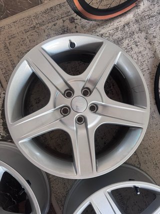 Llantas Land Rover Defender L663 R20 (5 unidad)