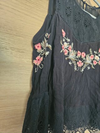 Blusa Zara bordada con hombros descubiertos