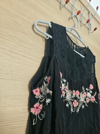 Blusa Zara bordada con hombros descubiertos