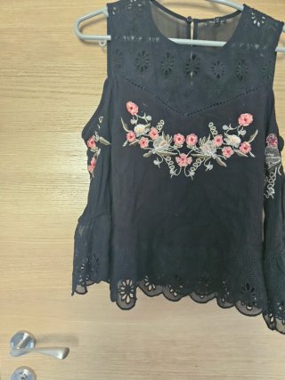 Blusa Zara bordada con hombros descubiertos