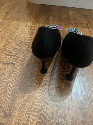 Zapatos de tacón Zannya negros con pedrería